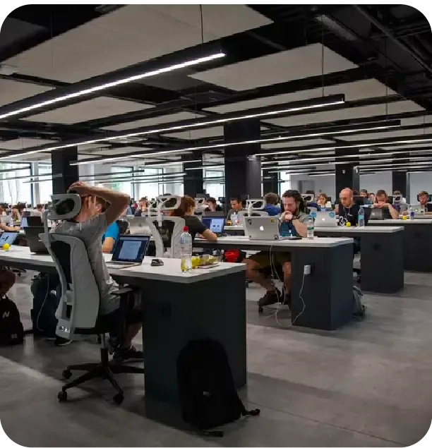 call_center-1 Oficina de planta abierta con personas trabajando en computadoras portátiles