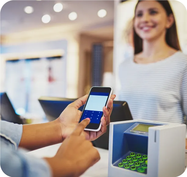 servicio-cliente-celular Customer paying with a phone at a store counter